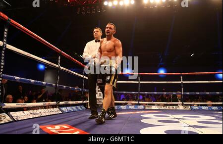 Lee Purdy dopo aver perso contro Leonard Bundu nella loro lotta EBU Welterweight Title all'Excel Arena di Londra. Foto Stock