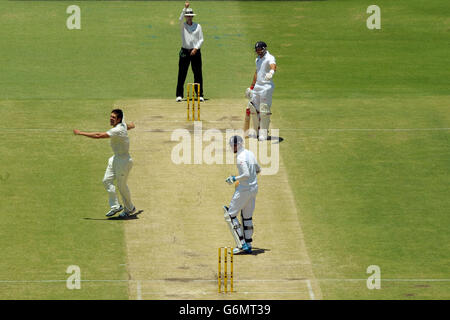 Mitchell Johnson (a sinistra) in Australia prende il wicket di Stuart Broad (in basso) in Inghilterra durante il terzo giorno del terzo test al WACA Ground, Perth, Australia. Foto Stock