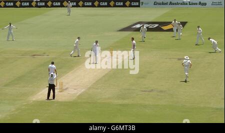 Il Mitchell Johnson australiano (centro a destra) prende il wicket del Stuart Broad inglese (centro a sinistra) durante il terzo giorno del terzo test al WACA Ground, Perth, Australia. Foto Stock