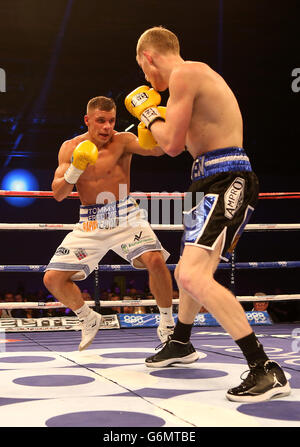 Ricky Boylan (a sinistra) in azione contro Tony Owen (a destra) nella loro lotta Southern Area Light-Welterweight Title all'Excel Arena di Londra. Foto Stock