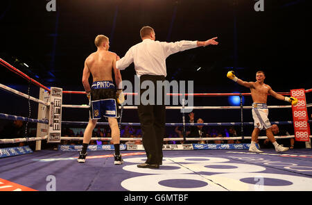 Ricky Boylan (a destra) viene inviato all'angolo dall'arbitro dopo aver abbattuto Tony Owen nella loro battaglia del titolo di peso leggero dell'area meridionale all'Excel Arena di Londra. Foto Stock