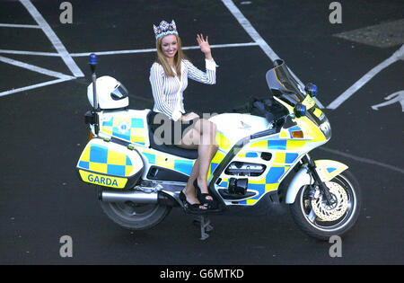 Vincitore del Mastro World 2003, Rosanna Davison si pone su una motocicletta Garda Honda al suo arrivo all'aeroporto di Dublino. La studentessa d'arte di 19 anni è diventata la prima concorrente irlandese a rivendicare il titolo quando ha visto la sfida di 105 concorrenti nel concorso di bellezza del fine settimana. Foto Stock