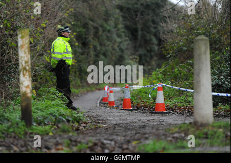 Cordone di polizia fuori di un campo vicino Manor Road a Didcot, come la ricerca continua per l'adolescente mancante Jayden Parkinson 17, da Oxford, che ritengono sia stato assassinato. Foto Stock