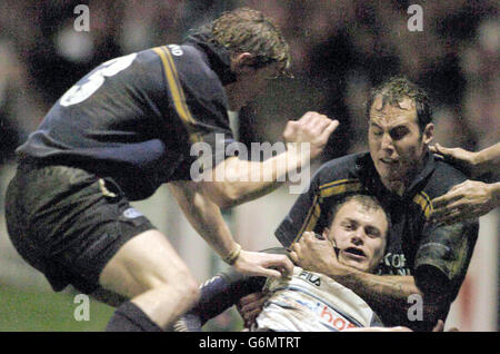 Craig Morgan di Cardiff è tenuto da John McWeeney e Brian o'Driscoll di Leinster, durante la loro partita di rugby Union Heineken Cup Pool Three a Cardiff. Foto Stock