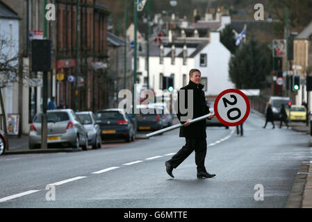 Il ministro dei Trasporti Keith Brown visita Biggar ai confini scozzesi per annunciare proposte per introdurre un limite di velocità inferiore nelle città e nei villaggi della Scozia. Foto Stock