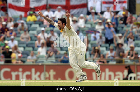 Il Mitchell Johnson dell'Australia festeggia la presa del wicket di Tim Brennan dell'Inghilterra durante il giorno cinque del terzo test al terreno di WACA, Perth, Australia. Foto Stock