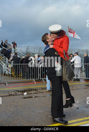 Il marinaio abile Sam Shannon, 21 anni, da Southampton, Hampshire, dà alla sua ragazza Amber Challis, 19 anni, un bacio mentre ritorna alla base navale di Portsmouth a bordo della HMS Lancaster dopo un dispiegamento di sette mesi per spacciare la droga ai Caraibi. Foto Stock