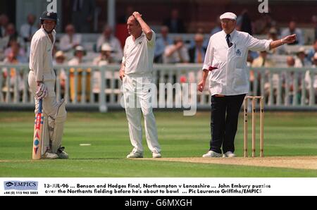 13-LUG-96. Benson e Hedges Final, Northampton contro Lancashire. John Embury enigmi sopra i Northants fielding prima che sta per ciotare Foto Stock