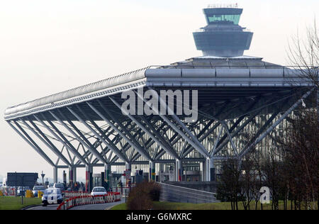 Una visione generale dell'aeroporto di Stansted, a seguito del sostegno del governo di una nuova pista entro il 2011-2012 e di una breve pista supplementare a Heathrow. La pista di Heathrow non è prevista fino al 2015-2020 e solo se vengono rispettati rigorosi livelli di qualità dell'aria e del rumore, è stato delineato un Libro bianco sull'aviazione. 22/06/2004: Aeroporto di Stansted dove un uomo di 29 anni era in una condizione 'grave' dopo essere stato pugnalato polizia ha detto, Martedì 22 giugno 2004. L'uomo, che non è stato nominato, ha subito tagli alla gola e alla testa durante l'incidente nel terminal passeggeri presso l'aeroporto di Stansted nei pressi Foto Stock