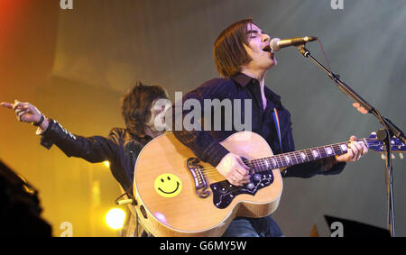 Kelly Jones della Stereophonics si esibisce dal vivo in concerto con Ronnie Wood della Rolling Stones come ospite speciale all'Earls Court di Londra. Il tour inglese della band gallese termina sabato 20 dicembre 2003. Foto Stock