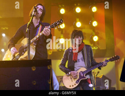 Kelly Jones della Stereophonics si esibisce dal vivo in concerto con Ronnie Wood della Rolling Stones come ospite speciale all'Earls Court di Londra. Il tour inglese della band gallese termina sabato 20 dicembre 2003. Foto Stock