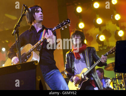 Kelly Jones della Stereophonics si esibisce dal vivo in concerto con Ronnie Wood della Rolling Stones come ospite speciale all'Earls Court di Londra. Il tour inglese della band gallese termina sabato 20 dicembre 2003. Foto Stock