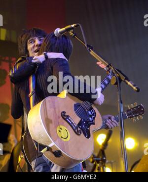 Kelly Jones della Stereophonics si esibisce dal vivo in concerto con Ronnie Wood della Rolling Stones come ospite speciale all'Earls Court di Londra. Il tour inglese della band gallese termina sabato 20 dicembre 2003. Foto Stock