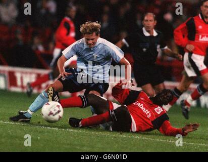 Chris Bart-Williams di Nottingham Forest combatte con Joakim Persson di Malmo Foto Stock