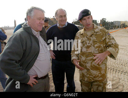 Il leader di Tory Michael Howard (centro) e il ministro delle forze armate Adam Ingram incontrano Sgt. John Marley da Horden Co Durham del 15 ° campo SQD. Ingegneri reali alla base logistica di Shaibah. Howard si univa al sig. Ingram e al segretario alla difesa ombra Nicholas Soames per l'ultima tappa di un tour per alzare il morale delle truppe. Foto Stock