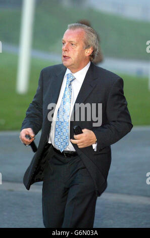 Direttore generale della PFA, Gordon Taylor arriva per l'audizione Rio Ferdinand al Reebok Stadium, Bolton. L'audizione della Football Association del calciatore del Manchester United Rio Ferdinand che ha perso un test di droga è entrato nella sua seconda giornata. Foto Stock