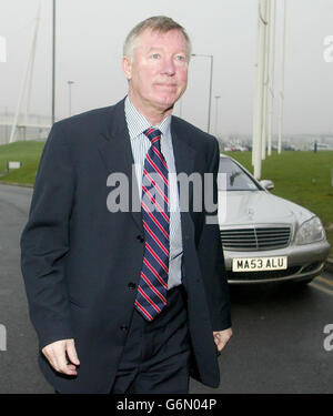 Il manager del Manchester United Alex Ferguson arriva per l'audizione Rio Ferdinand allo stadio Reebok di Bolton. L'audizione della Football Association del calciatore del Manchester United Rio Ferdinand che ha perso un test di droga è entrato nella sua seconda giornata. Foto Stock