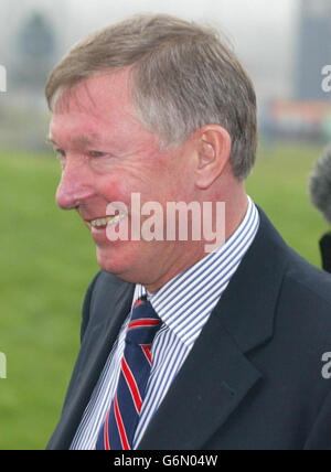 Il manager del Manchester United Alex Ferguson arriva per l'audizione Rio Ferdinand allo stadio Reebok di Bolton. L'audizione della Football Association del calciatore del Manchester United Rio Ferdinand che ha perso un test di droga è entrato nella sua seconda giornata. Foto Stock