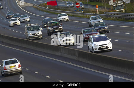 Traffico sull'autostrada M27 vicino a Southampton come la corsa prevista di Natale comincia, in quello che si prevede sia uno dei giorni più trafficate dell'anno per viaggiare. Foto Stock