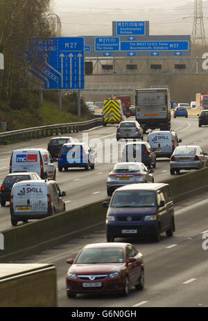 Traffico sull'autostrada M27 vicino a Southampton come la corsa prevista di Natale comincia, in quello che si prevede sia uno dei giorni più trafficate dell'anno per viaggiare. Foto Stock