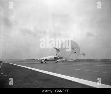 Uno speciale freno paracadute aiuta ad arrestare il movimento in avanti di un bombardiere Handley Page Victor presso lo stabilimento Royal Aircraft di Farnborough, Hampshire, durante una fiera annuale della Society of British Aircraft Constructors. Foto Stock