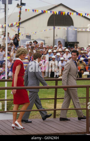 Il Principe di Galles si affaccia sulla spalla mentre lui e la Principessa arrivano a Goolwa, a sud di Adelaide, dopo un viaggio su un piroscafo a pale. Foto Stock