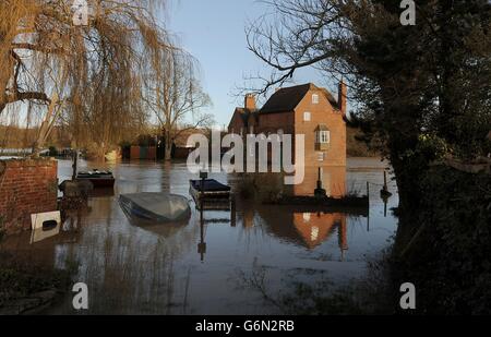 Il Cropthorne Mill è circondato dalle acque del fiume Avon a Fladbury, Worcestershire. Foto Stock