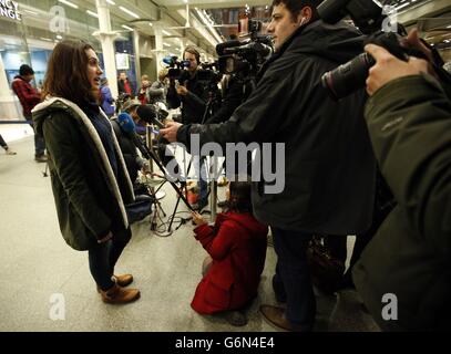 Alexandra Harris (a sinistra) parla con i media quando arriva alla stazione di St Pancras, Londra, dopo essere stata arrestata in Russia come parte del cosiddetto "Arctic 30”. Foto Stock