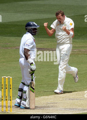 L'australiano Peter Siddle (a destra) festeggia il lancio del wicket dell'inglese Michael Carberry (a sinistra) durante il terzo giorno del quarto test al MCG di Melbourne, Australia. Foto Stock