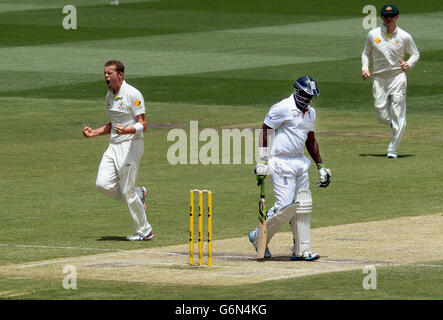 L'australiano Peter Siddle (a sinistra) festeggia il lancio del bricket inglese Michael Carberry (centro) durante il terzo giorno del quarto test al MCG di Melbourne, Australia. Foto Stock