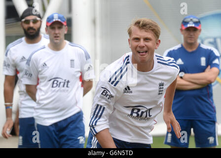 Inghilterra Monty Panesar (a sinistra) James Tredwell (seconda a sinistra) e Andy Flower (a destra) guardano-on come Scott Borthwick (seconda a destra) ciotole durante la sessione di reti al Sydney Cricket Ground, Australia. Foto Stock