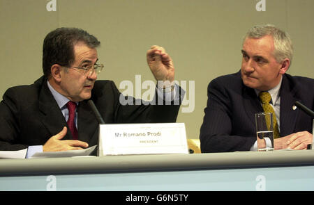 Taioseach (primo ministro irlandese) Bertie Ahern (destra) durante una conferenza stampa con il presidente della Commissione dell'Unione europea, Romano Prodi, al Castello di Dublino, nella Repubblica d'Irlanda, dopo una tradizionale riunione di lancio per la Commissione europea. Vari incontri tra i singoli ministri si terranno al Castello di Dublino in stretta sicurezza a seguito dell'esplosione di ieri di due bombe a lettere presso la sede centrale del sindacato di Bruxelles. Foto Stock