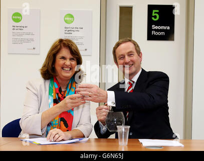 Taoiseach, Enda Kenny e Ministro per la protezione sociale, Joan Burton TD al lancio dei vantaggi del Work Ready Reckoner nel nuovo Ballyfermot Intreo Centre di Dublino. Foto Stock