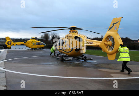 L'equipaggio di volo partecipa all'elicottero EC135 del servizio di ambulanza scozzese presso l'eliporto di Glasgow City sul fiume Clyde, come Bond, l'operatore di 22 elicotteri EC135 nel Regno Unito, che è lo stesso modello che si è schiantato nel pub di Clutha, ha messo a terra tutti gli aeromobili in seguito alla scoperta di un guasto durante un volo recente. Foto Stock