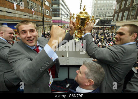 Inghilterra i giocatori ben Cohen e Trevor Woodman durante la sfilata di vittoria della squadra di Rugby World Cup nel centro di Londra. I due autobus a cielo aperto arrivarono fuori dalla Galleria Nazionale per un'accoglienza rapturosa da migliaia di tifosi. * la piazza era un mare di bandiere rosse e bianche mentre gli eroi della nazione si erano mossi dai tifosi. Foto Stock