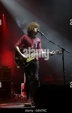 James Bagshaw of Temples si esibisce sul palco al concerto XFM Winter Wonderland del 2013, presso la O2 Brixton Academy a South London. Foto Stock