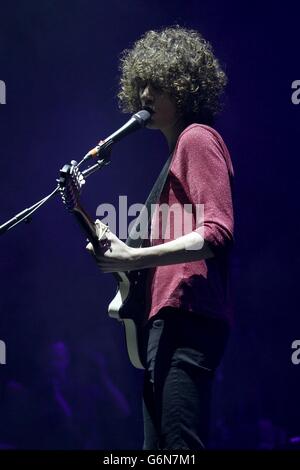 James Bagshaw of Temples si esibisce sul palco al concerto XFM Winter Wonderland del 2013, presso la O2 Brixton Academy a South London. Foto Stock