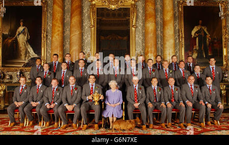 La Regina Elisabetta II della Gran Bretagna si pone, con la squadra di rugby inglese ad un ricevimento a Buckingham Palace a Londra per celebrare la vittoria della Coppa del mondo di Rugby. In precedenza la squadra aveva sfilato il trofeo attraverso il West End in una processione di autobus scoperto. Riga posteriore (L-R): Jason Robinson, Julian White, Trevor Woodman, Steve Thompson, Mike Catt, Iain Balshaw, Dan Luger, Stuart Abbott, Andy Gomarsall, Josh Lewsey e Jason Leonard. Fila centrale ( L-R): Mike Tindall, ben Cohen, Joe Worsley, Martin Corry, ben Kay, Danny Grewcock, Will Greenwood, Lewis Moody, Richard Hill, Mark Regan e Simon Shaw. Foto Stock