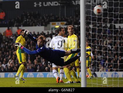 Calcio - UEFA Europa League - Gruppo K - Tottenham Hotspur / Anzhi Makhachkala - White Hart Lane. Roberto Soldado di Tottenham Hotspur segna il primo obiettivo del gioco del suo lato Foto Stock