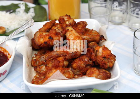 Close up della marinata di pollo fritto in bianco piatto di portata Foto Stock