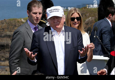 Ci presidenziale speranzoso Donald Trump, con sua figlia Ivanka e figlio Eric (sinistra) a sua rinnovata Trump Turnberry Golf in South Ayrshire. Foto Stock