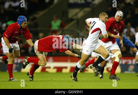 Il ben Cohen dell'Inghilterra si rompe da Josh Blackie dei barbari della NZ durante la vittoria dell'Inghilterra nella partita di Zurich World Champions Challenge a Twickenham, Londra. Foto Stock