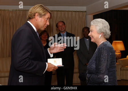 La Regina Elisabetta II della Gran Bretagna assegna un'investitura onoraria di OBE a Ronald van den Berg alla British High Commision di Abuja, Nigeria. Foto Stock
