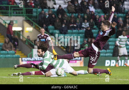 Celtic Georgios Samaras (a sinistra) prende la testa mentre Hearts Brad McKay mette il boot durante la partita di Premier scozzese al Celtic Park, Glasgow. Foto Stock