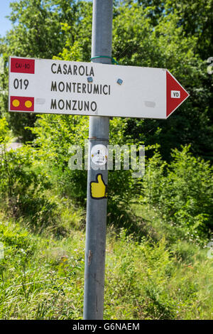 Il bianco e il rosso segni indicando la via sul percorso pedonale della Via degli Dei tra Bologna e Firenze in Italia. Foto Stock