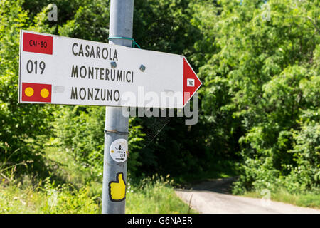 Il bianco e il rosso segni indicando la via sul percorso pedonale della Via degli Dei tra Bologna e Firenze in Italia. Foto Stock