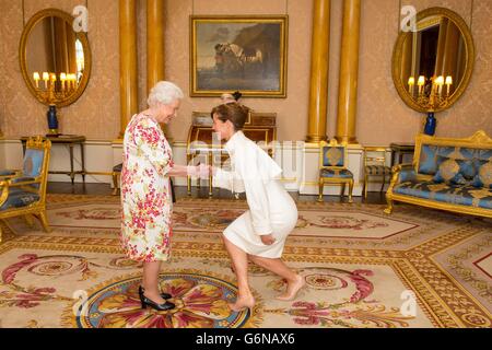 Queen Elizabeth II incontra il presidente della Royal Academy of Dance Darcey Bussell durante la presentazione della regina Elisabetta II Incoronazione Award per il coreografo Sir Matthew Bourne a Buckingham Palace di Londra. Foto Stock