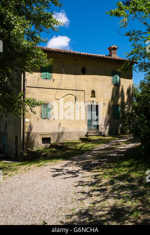 La vecchia casa colonica alla periferia di Monzuno in Italia. Foto Stock