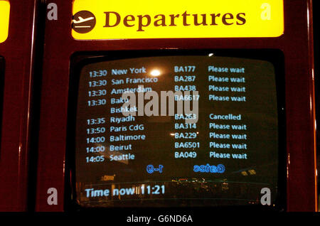 Il monitor delle partenze presso l'aeroporto Heathrow di Londra mostra la cancellazione del volo BA263 per Riyadh. La cancellazione è venuto come British Airways volo BA223 a Washington è stato dato il tutto chiaro per partire come normale. L'autorizzazione per il volo è venuto dopo che la compagnia aerea è stata costretta ad annullarla due giorni che corrono a causa dei timori sulla sicurezza. Foto Stock