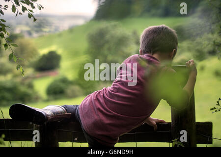 Ragazzo su un montante verticale in Cotswolds, GLOUCESTERSHIRE REGNO UNITO Foto Stock